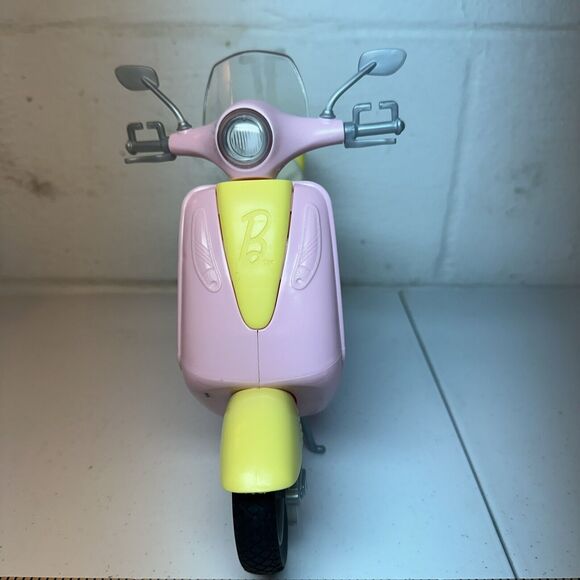 2016 Barbie Vespa Scooter Pink & Yellow DVX56 Mattel - Picture 6 of 8